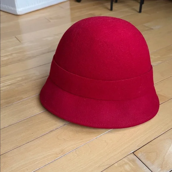 Red felt hat - Picture 2 of 3